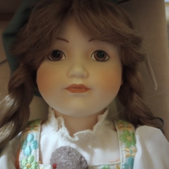 VINTAGE Franklin Heirloom Porcelain Doll Gretel - Picture 2 of 3